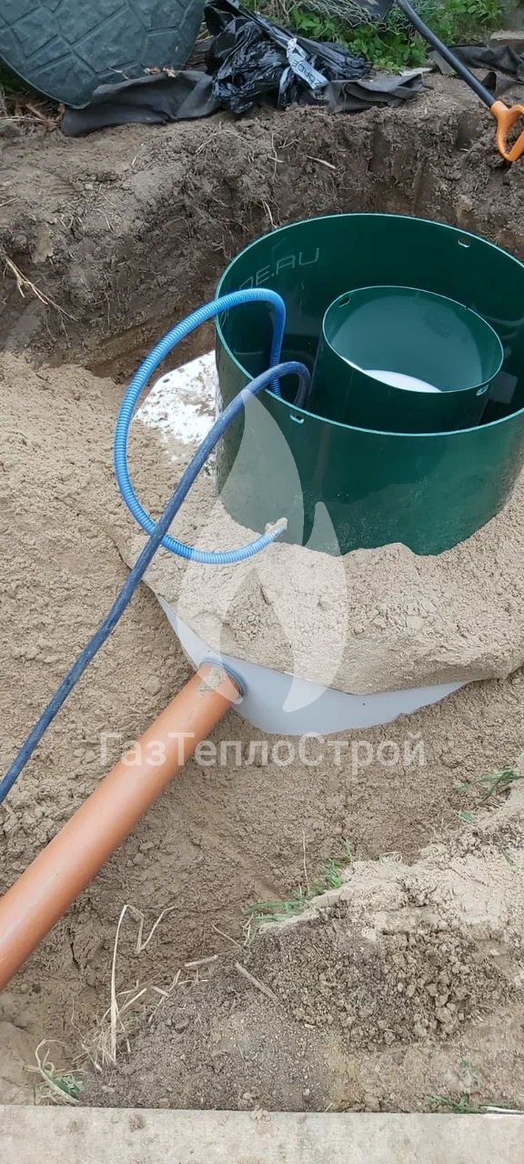 Изображение заправки септика во время монтажа